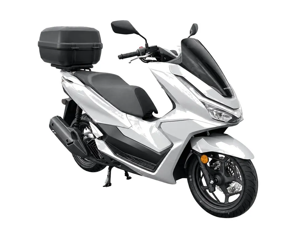 Honda PCX 2026 (JK51) yerli üretim, topcase montajlı — stüdyo çekimi