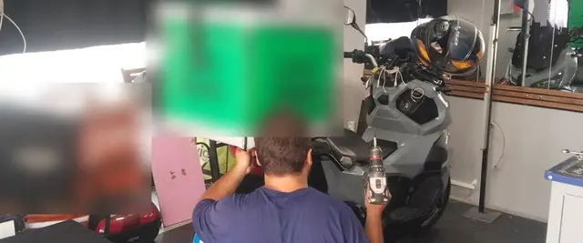SYM ADX motosiklette ruhsata işlenmiş arka çanta, atölye içi