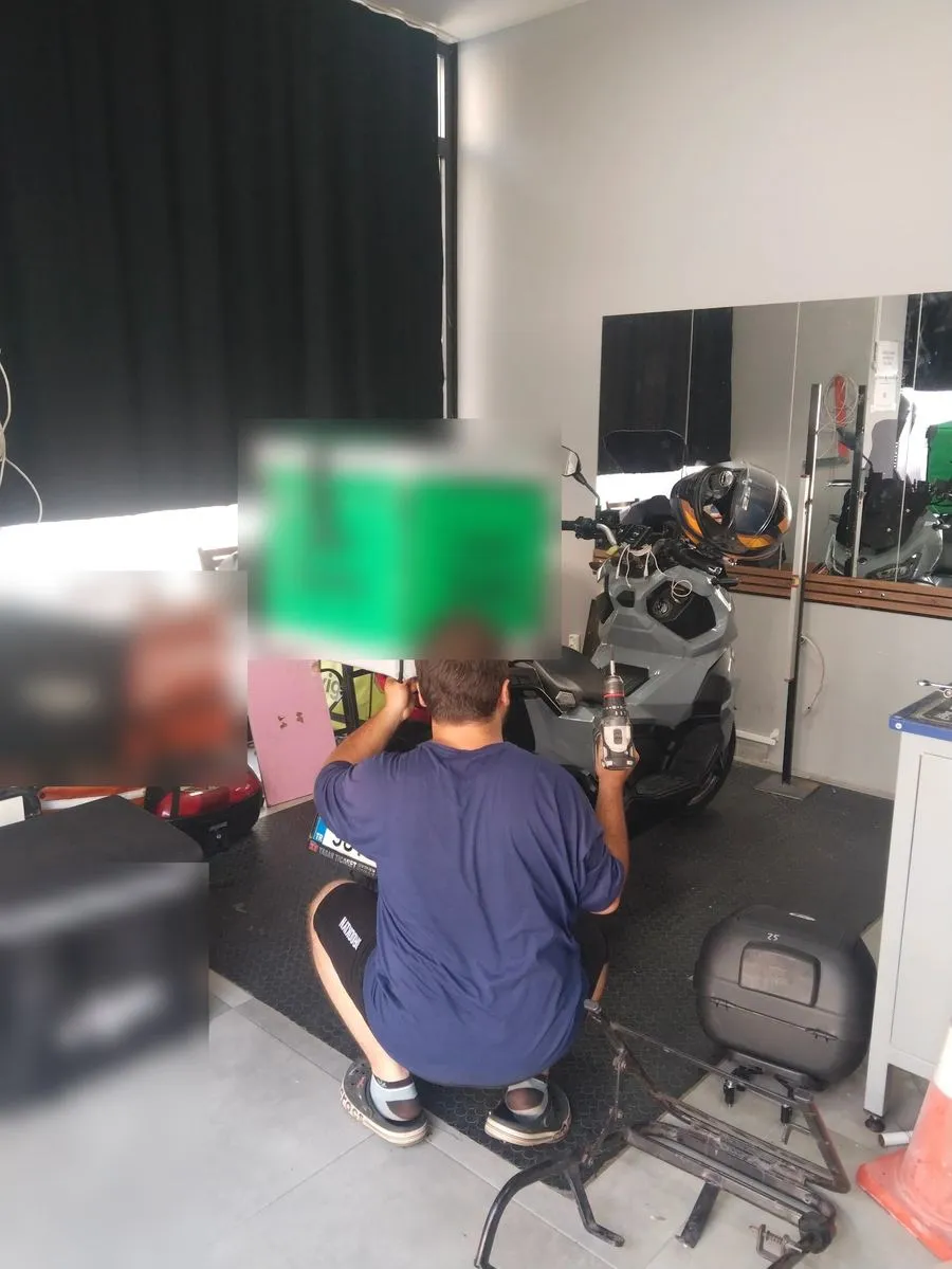 SYM ADX motosiklette ruhsata işlenmiş arka çanta, atölye içi
