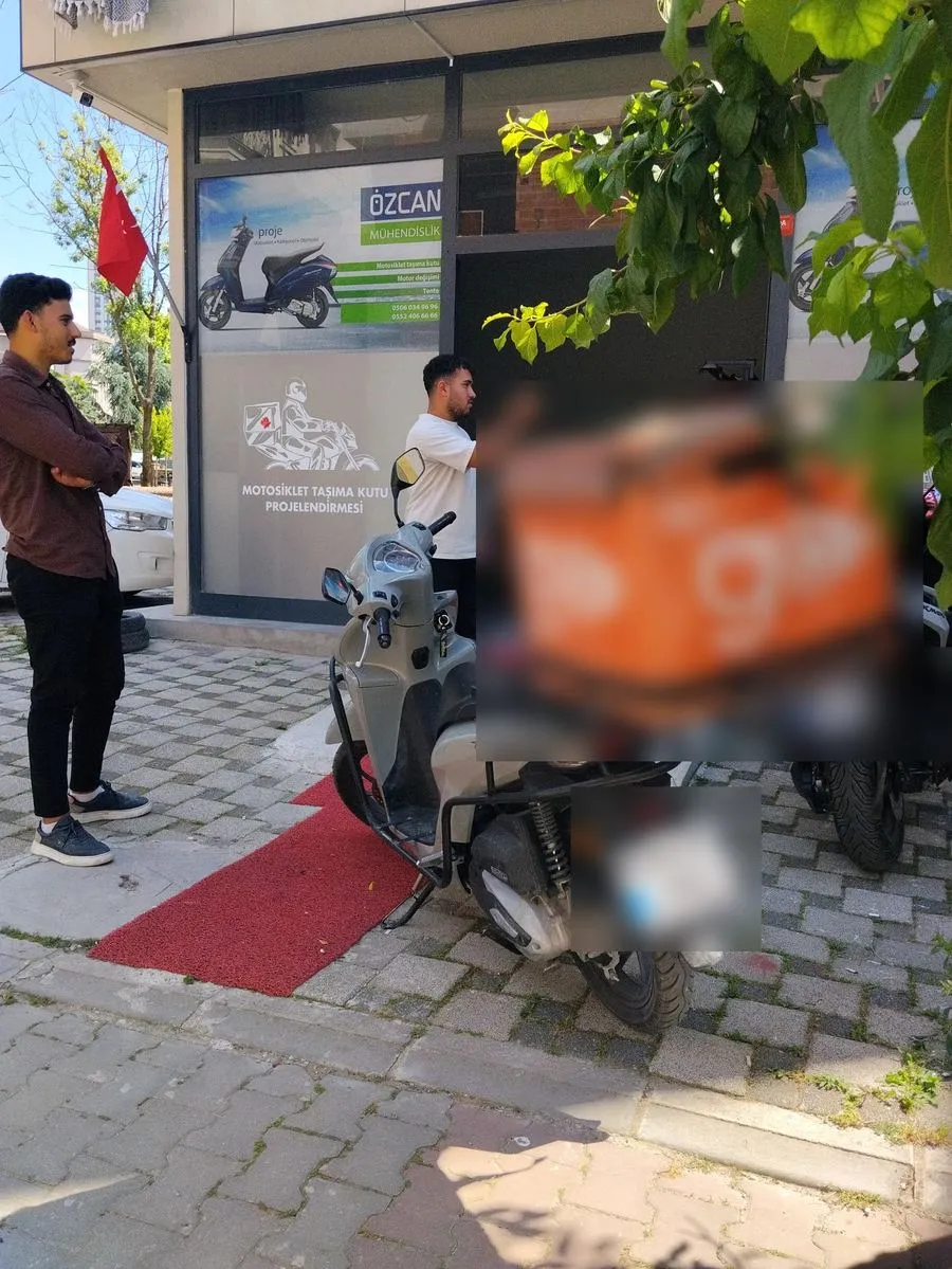 Honda Dio motosiklette ruhsata işlenmiş topcase, Kartal şube önü