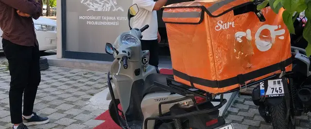 Honda Dio motosiklette ruhsata işlenmiş topcase, Kartal şube önü