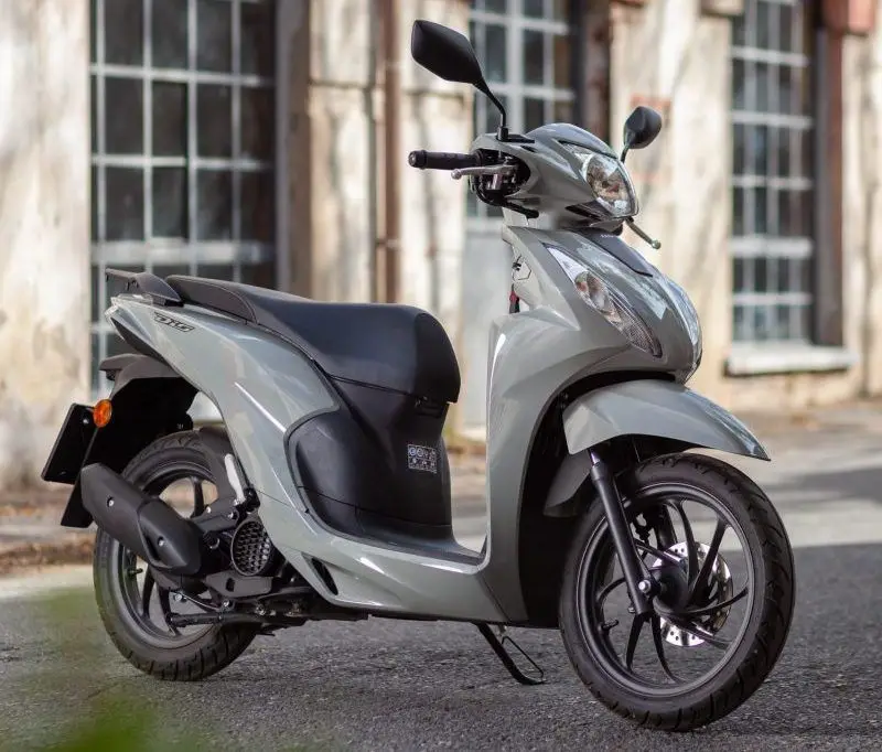 Honda Dio motosiklette ruhsata işlenmiş taşıma kutusu, Kartal şube önü
